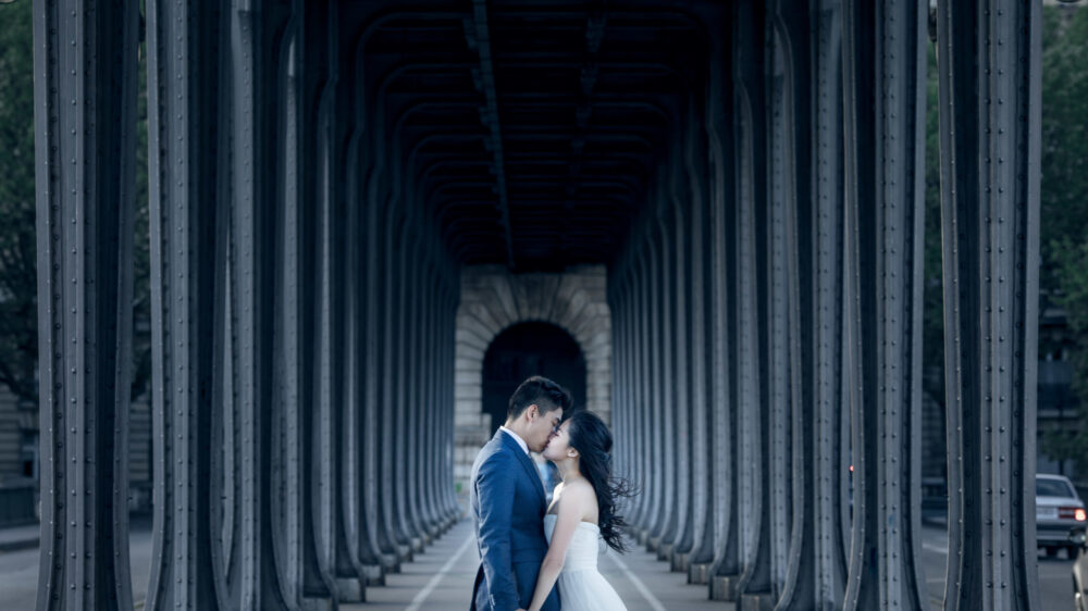 Kiss under the bridge