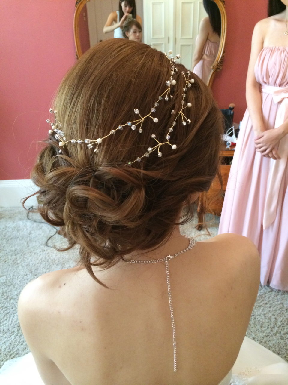 A side back looks of a wavy low crawl, pairing with delicate accessory.